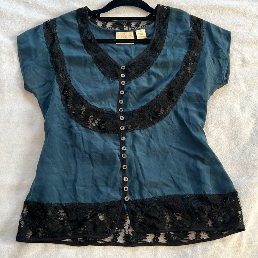 ⭐️ Falls blue black silk & lace back string tie short sleeve button up blouse 4